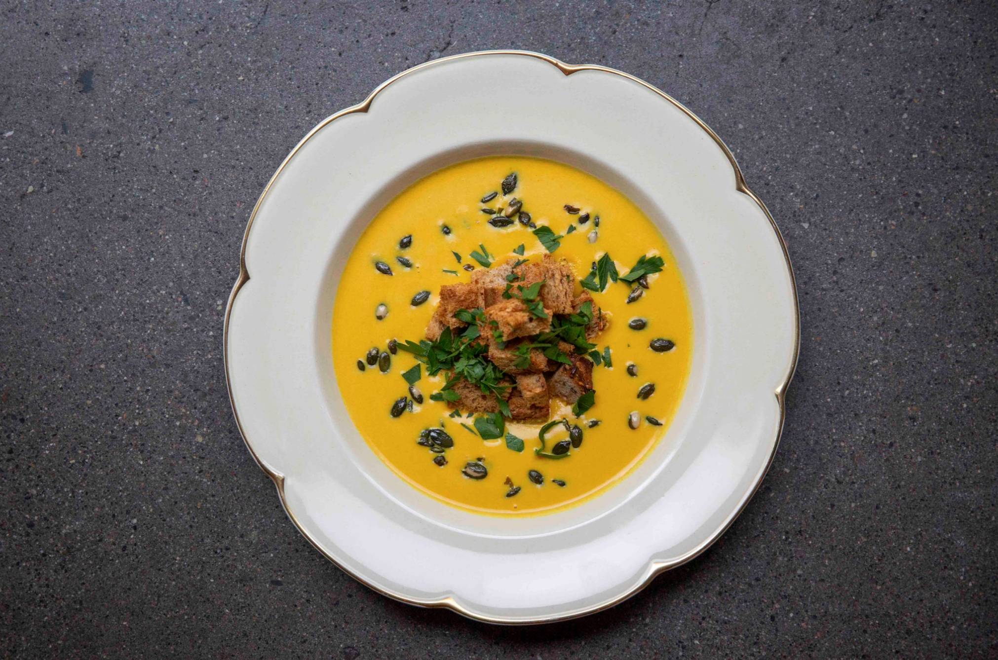Søtpotetsuppe med gresskarkjerner.