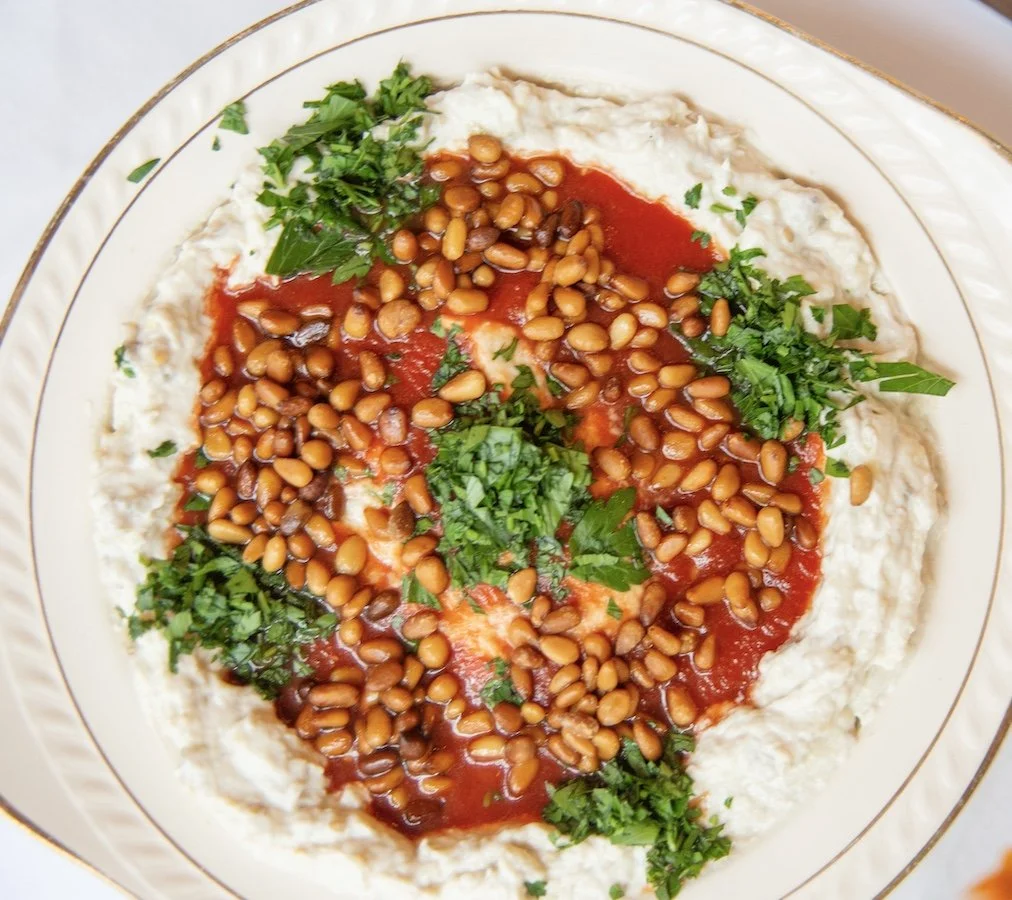 Batersh servert med tomatsaus, pinjekjerner og persille.